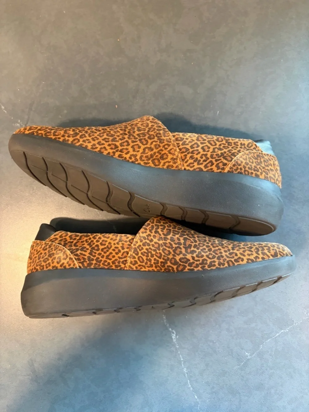 Clarks Collection sz 10 Kayleigh STep Cheetah Print leather Slip-On Shoes